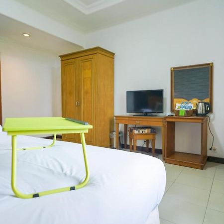 Urbanview By Millenium Hotel Pangkal Pinang Exterior photo